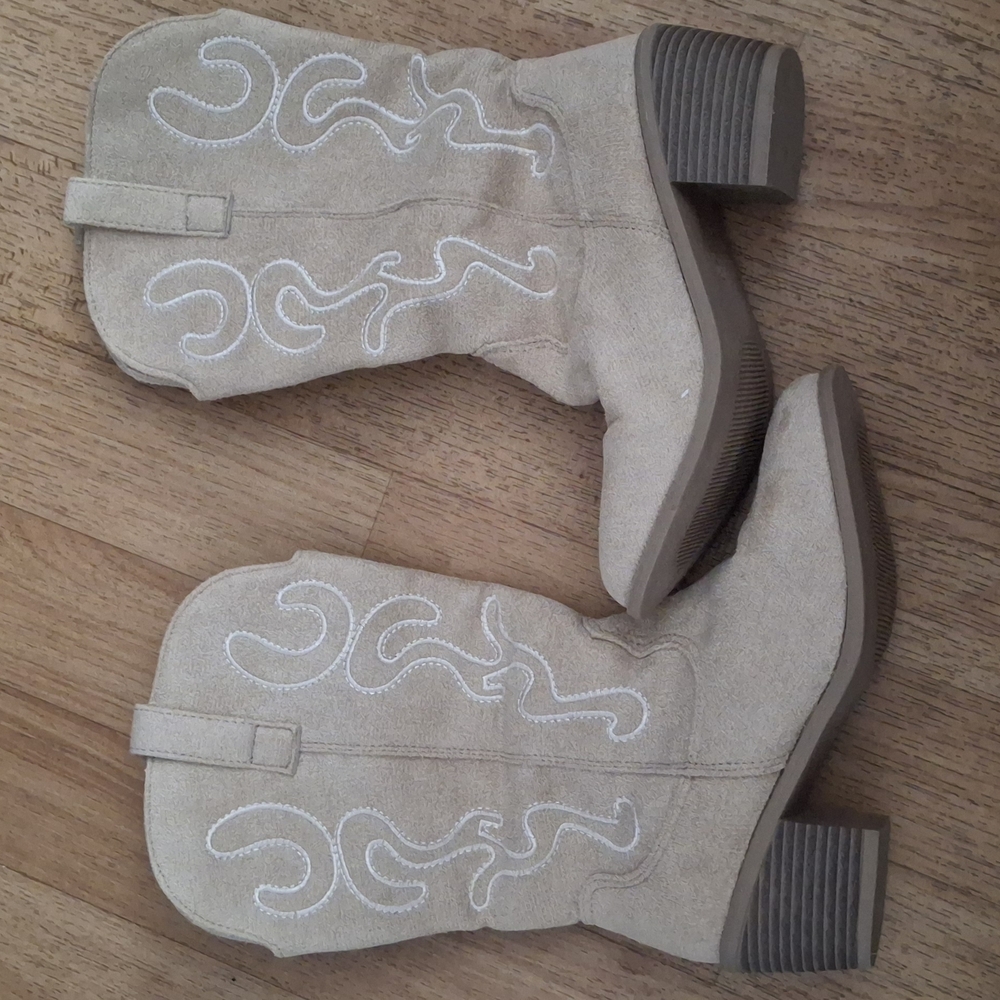 Beige Western Cowboy Boots with Embroidery